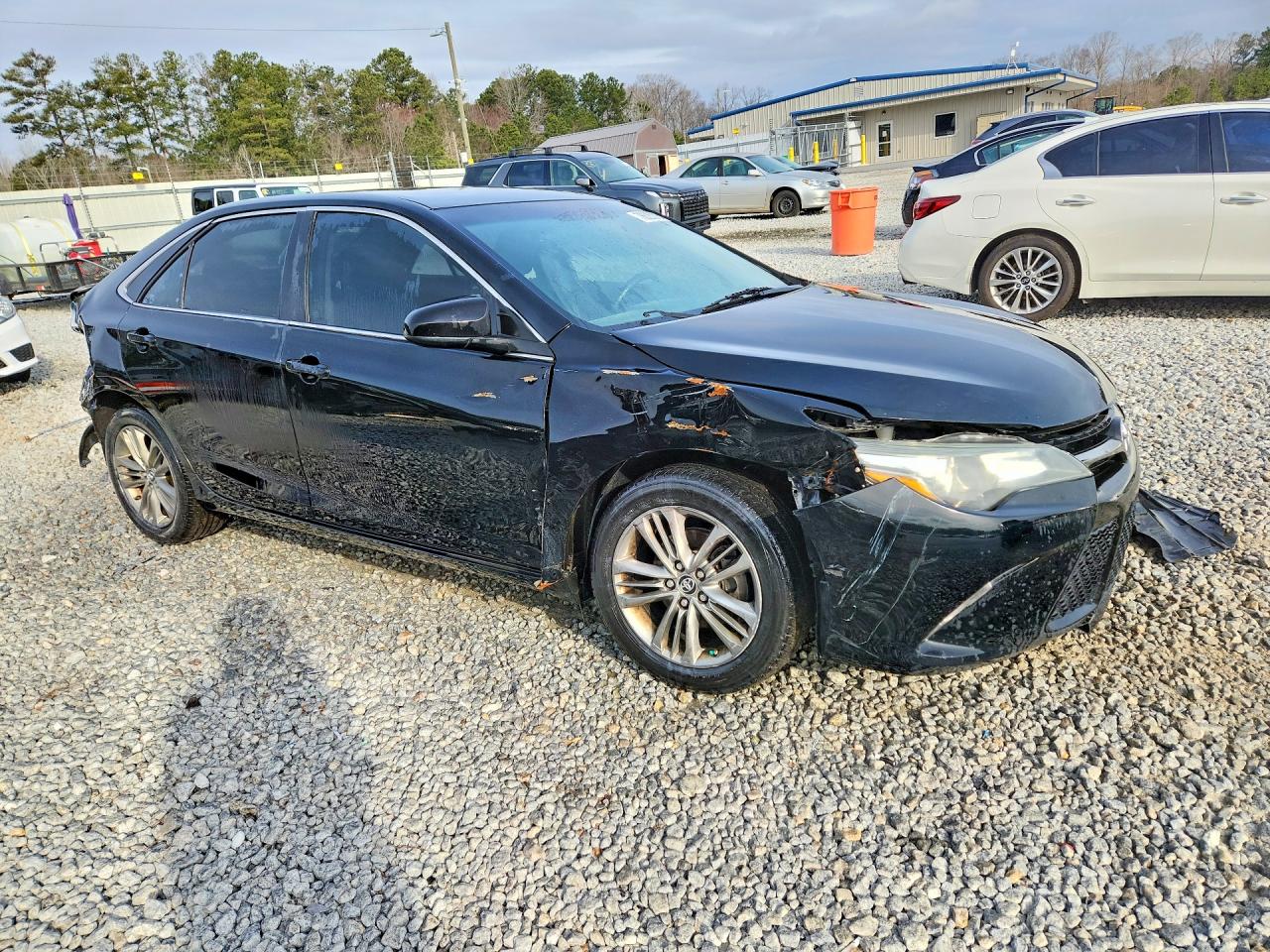 2016 TOYOTA CAMRY SE photo 4