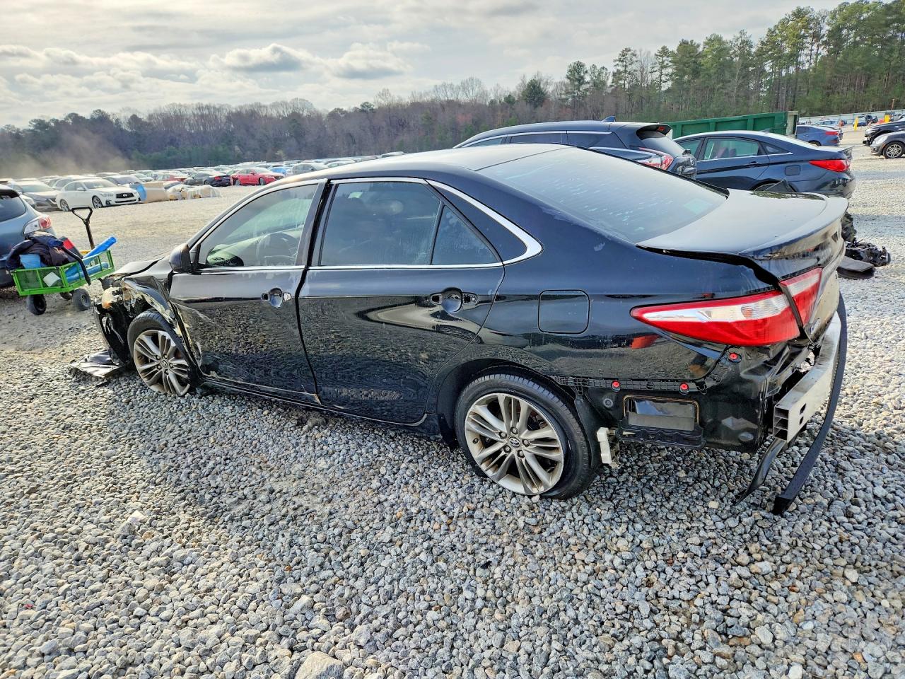 2016 TOYOTA CAMRY SE photo 2