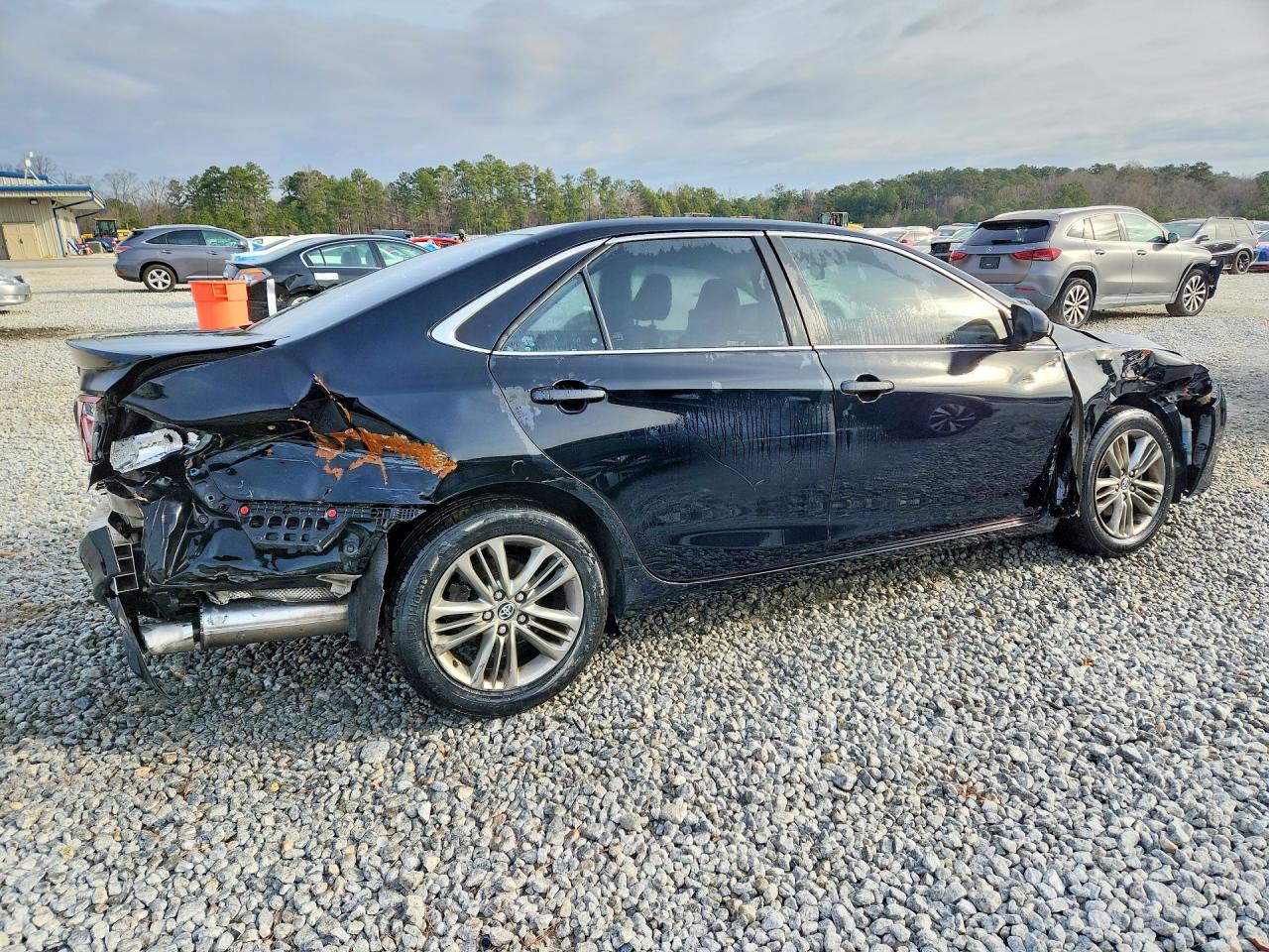 2016 TOYOTA CAMRY SE photo 3