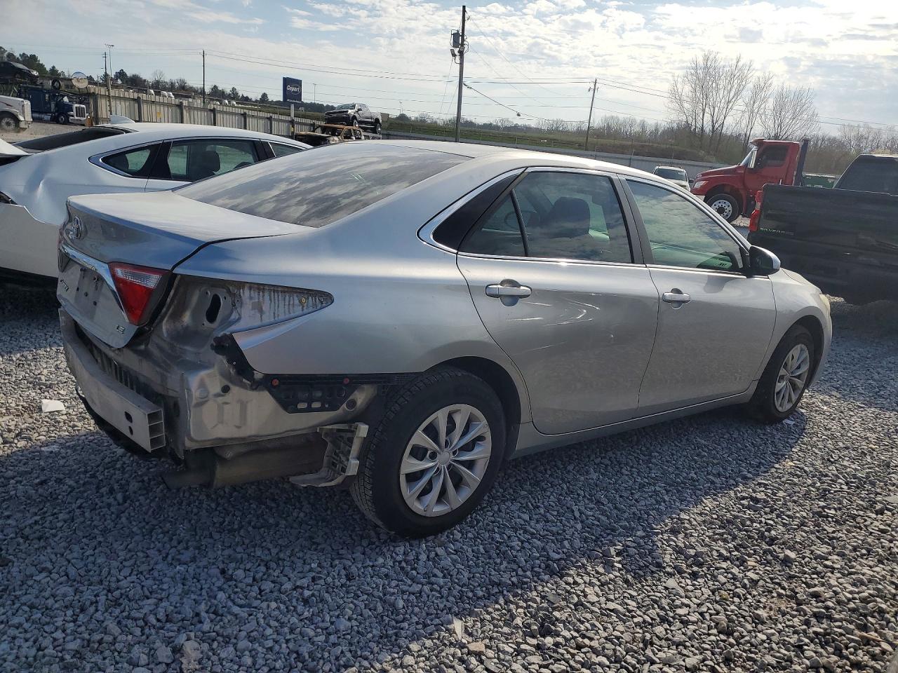 2015 TOYOTA CAMRY LE photo 3