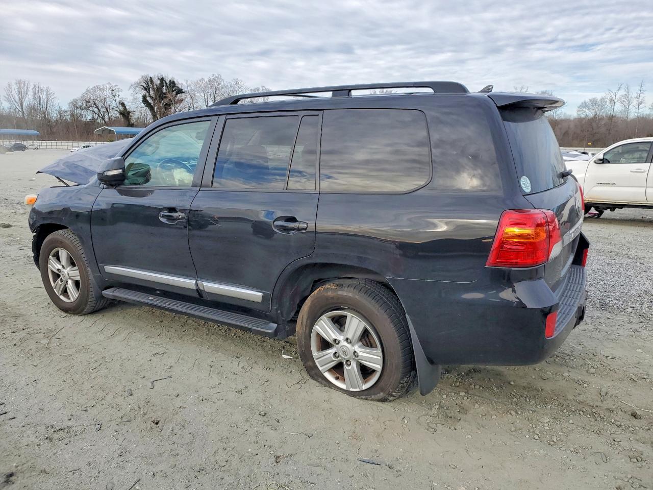 2013 TOYOTA LAND CRUISER photo 2