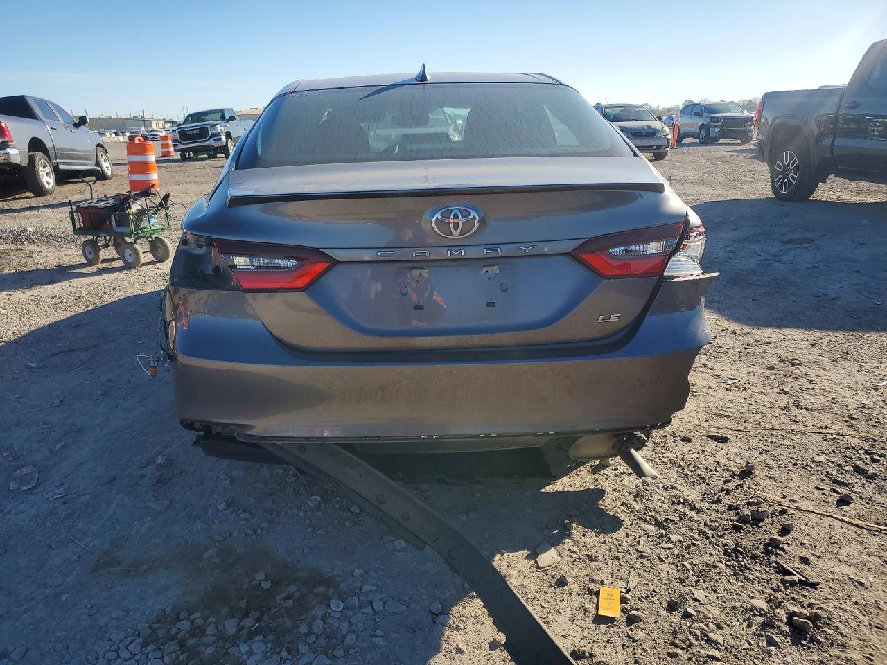 2022 TOYOTA CAMRY LE photo 16
