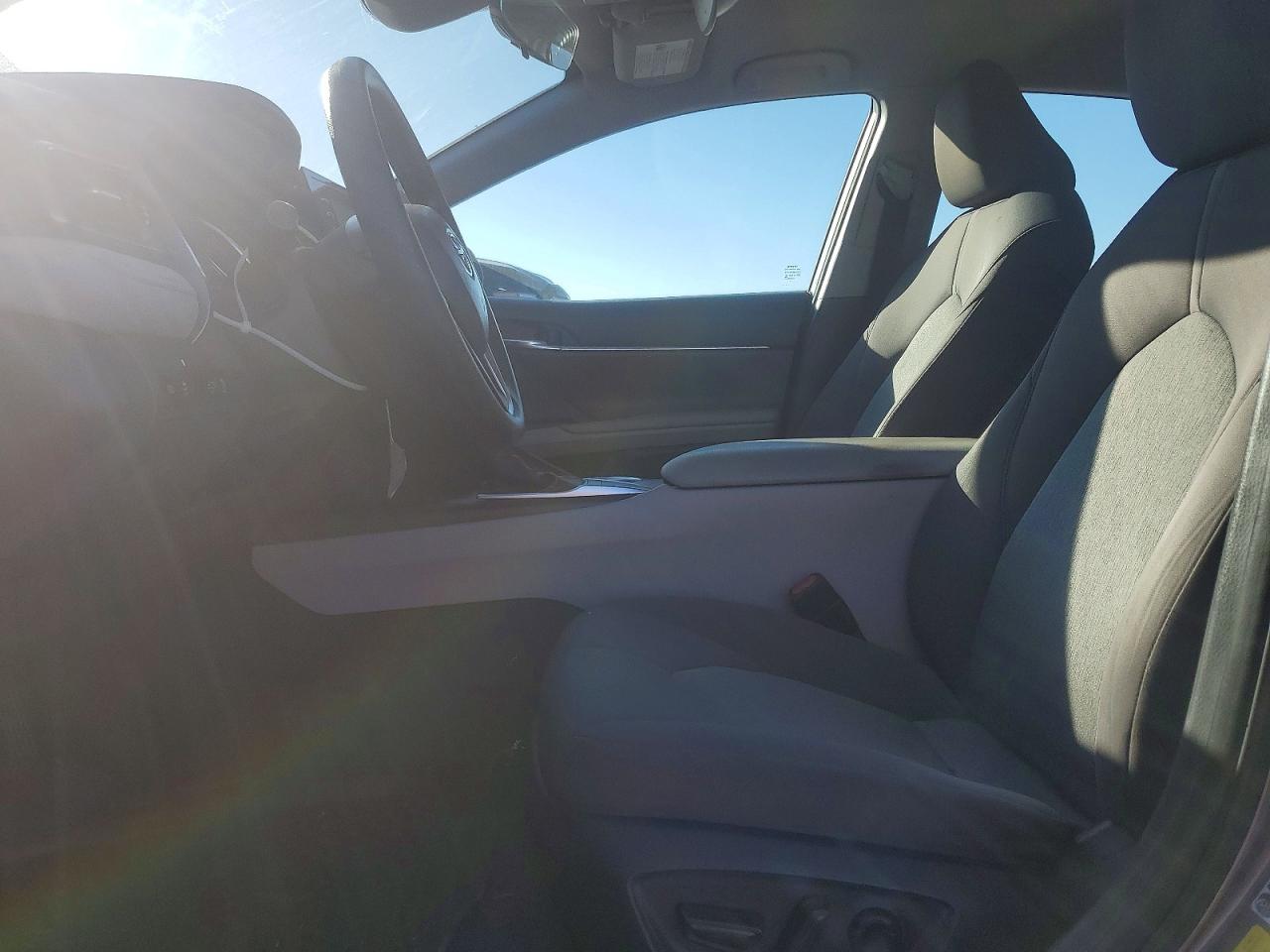 2022 TOYOTA CAMRY LE photo 19