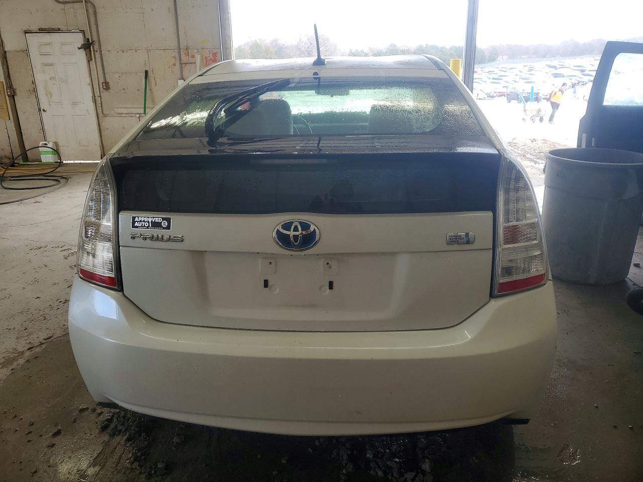 2010 TOYOTA PRIUS III photo 11