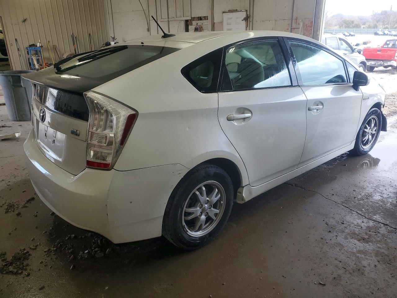 2010 TOYOTA PRIUS III photo 5