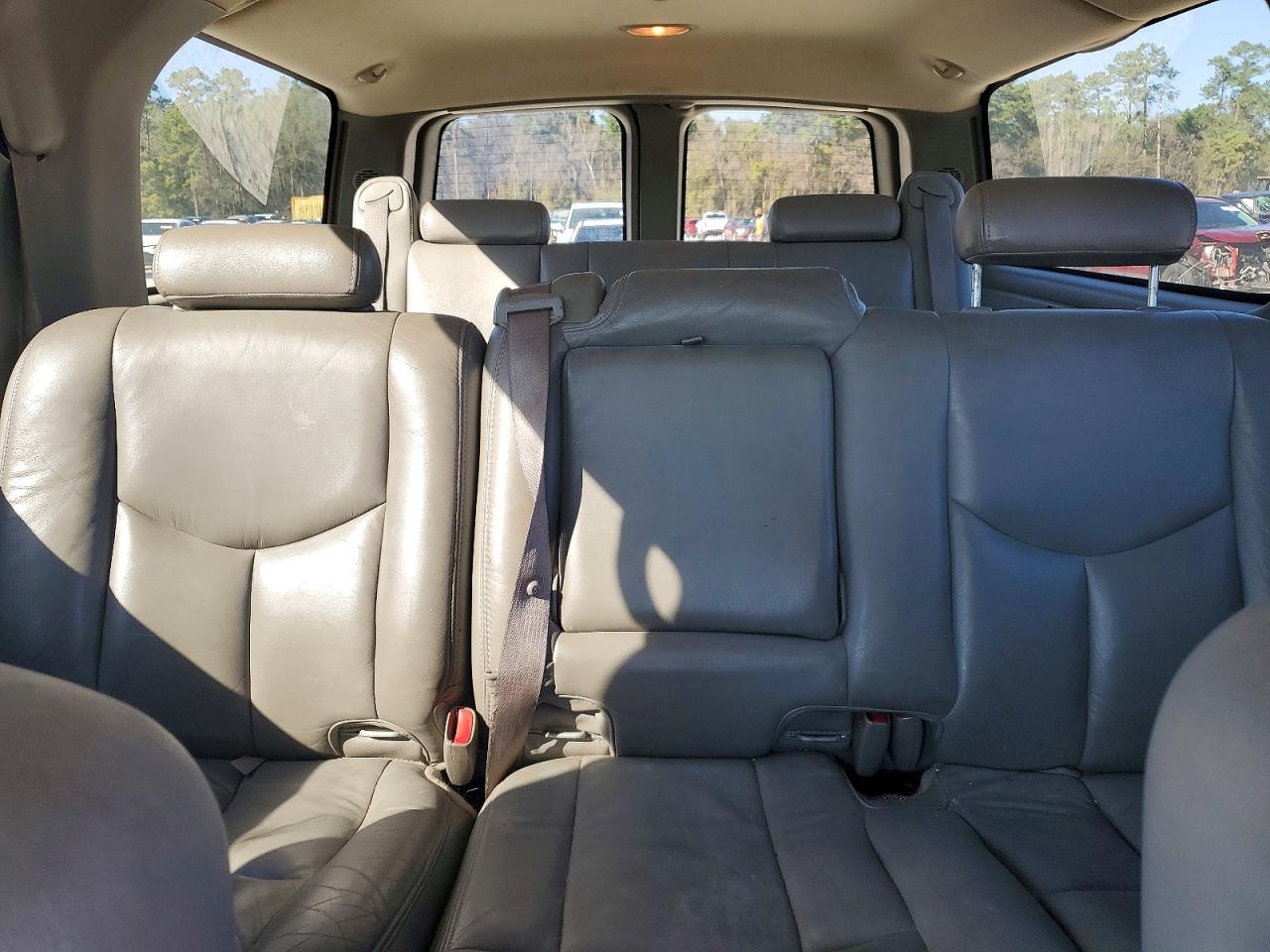 2004 GMC YUKON XL K1500 photo 28
