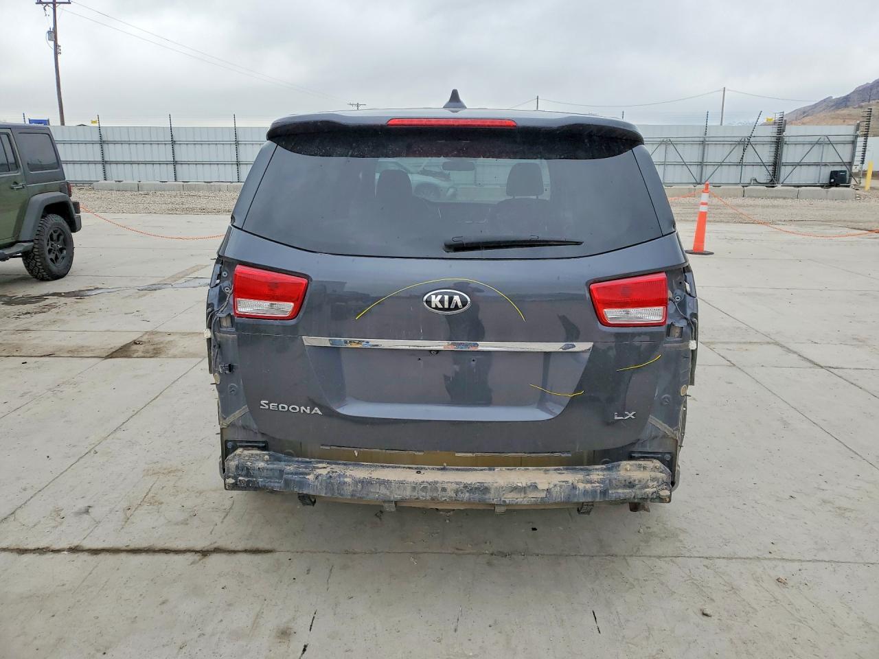 2017 KIA SEDONA LX photo 6