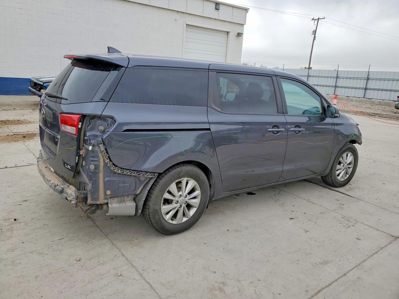 2017 KIA SEDONA LX photo 3