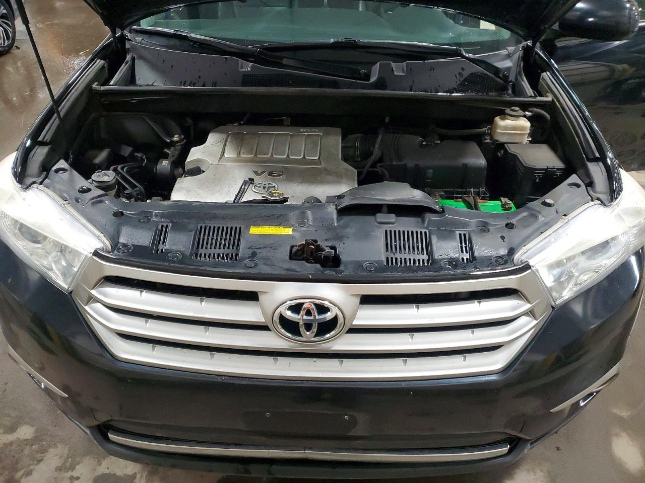2011 TOYOTA HIGHLANDER SE photo 12