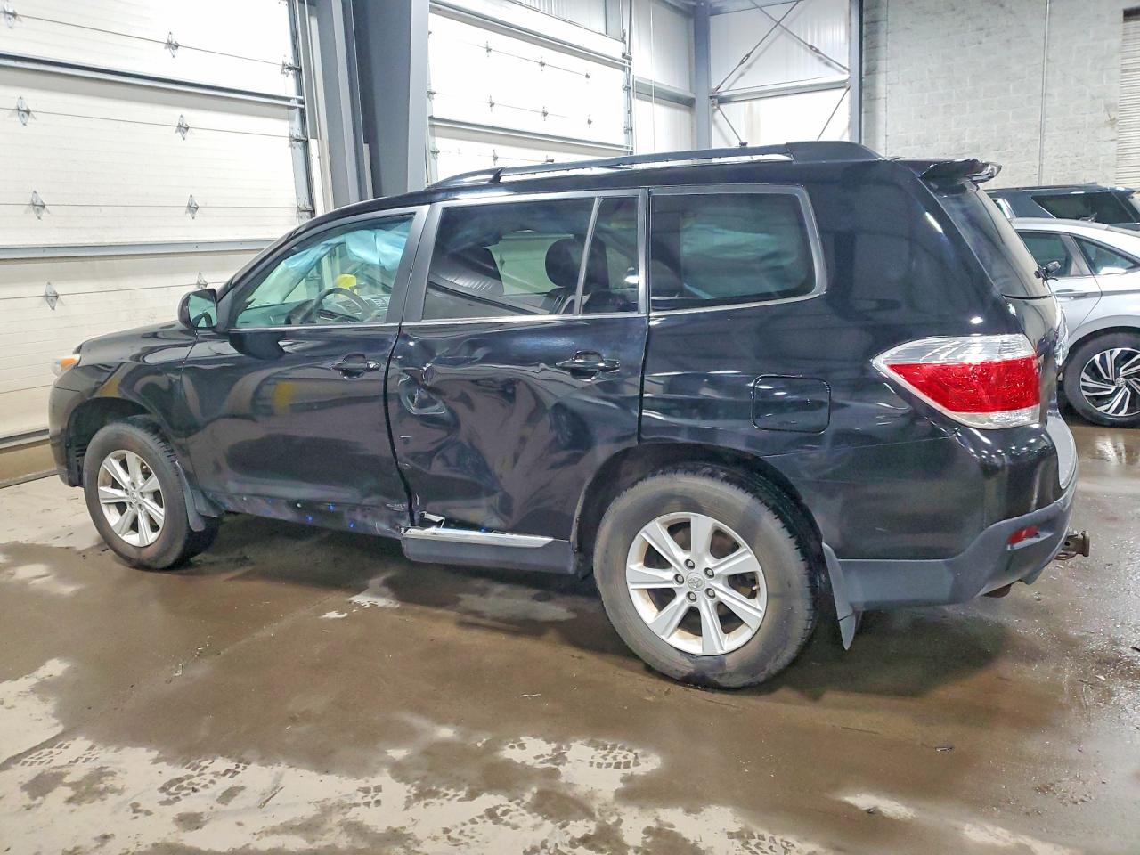 2011 TOYOTA HIGHLANDER SE photo 2