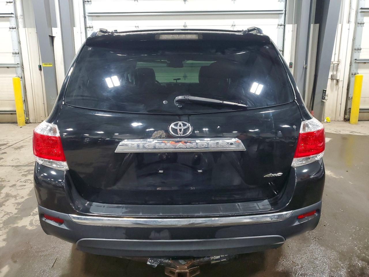 2011 TOYOTA HIGHLANDER SE photo 6