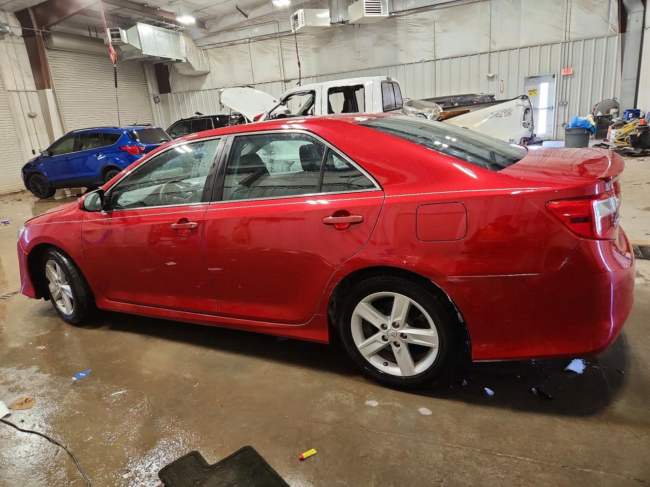 2014 TOYOTA CAMRY SE photo 4