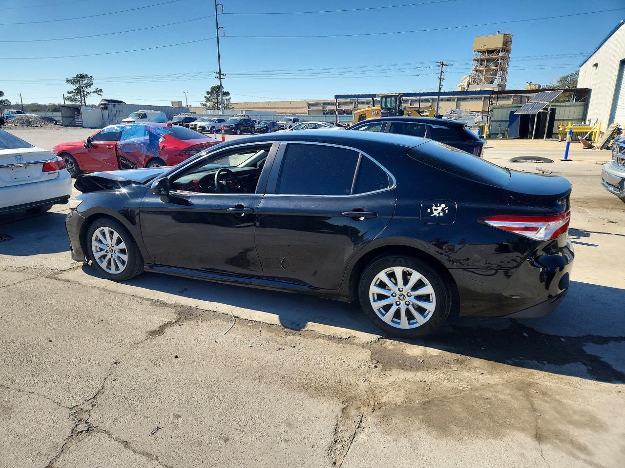 2018 TOYOTA CAMRY LE photo 3