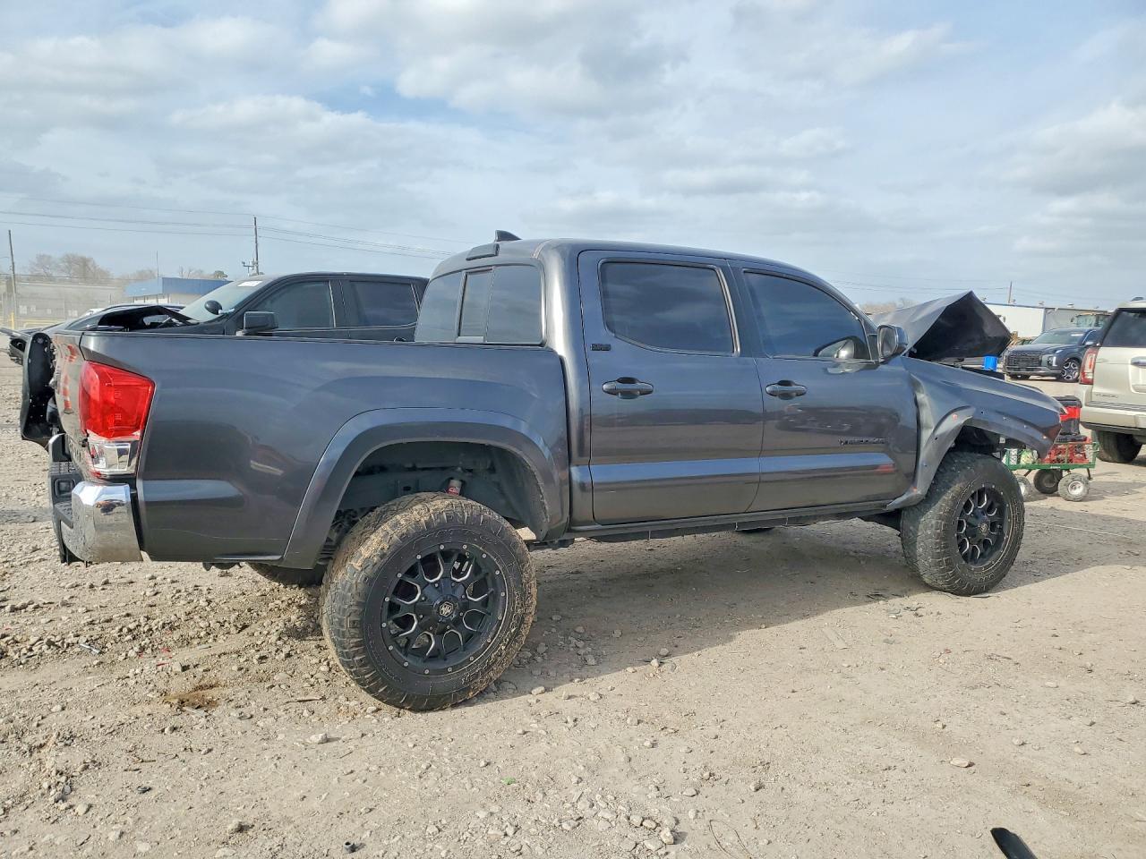 2017 TOYOTA TACOMA DOUBLE CAB photo 3