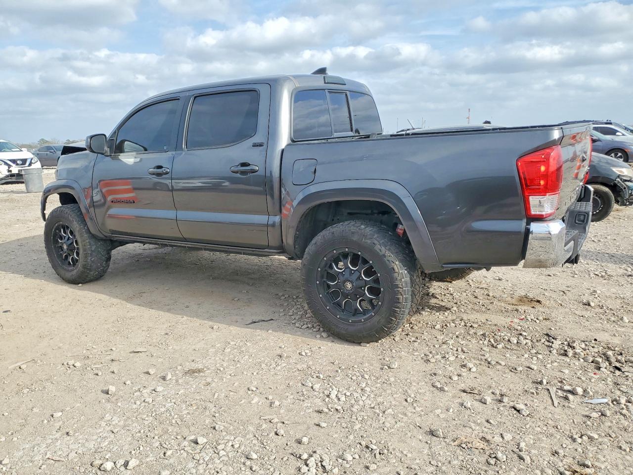 2017 TOYOTA TACOMA DOUBLE CAB photo 2