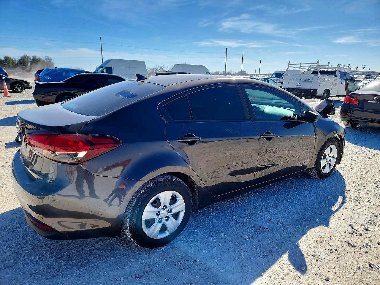 2017 KIA FORTE LX photo 5