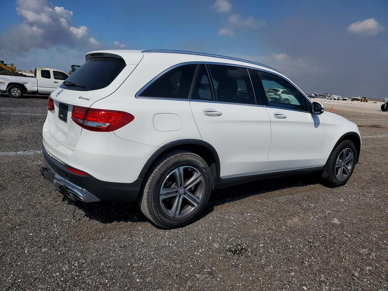 2016 MERCEDES-BENZ GLC 300 4MATIC photo 3