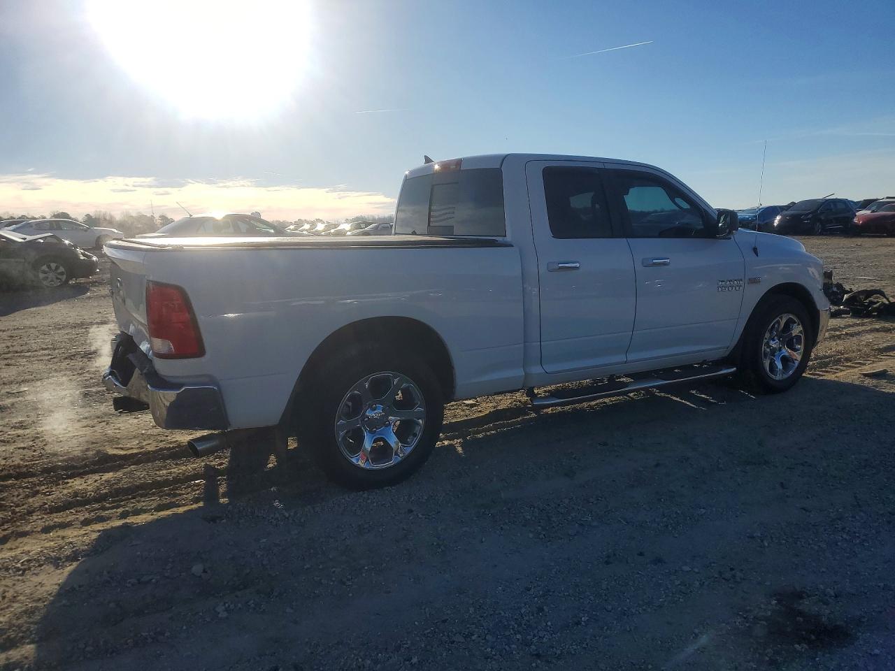 2016 RAM 1500 SLT photo 3