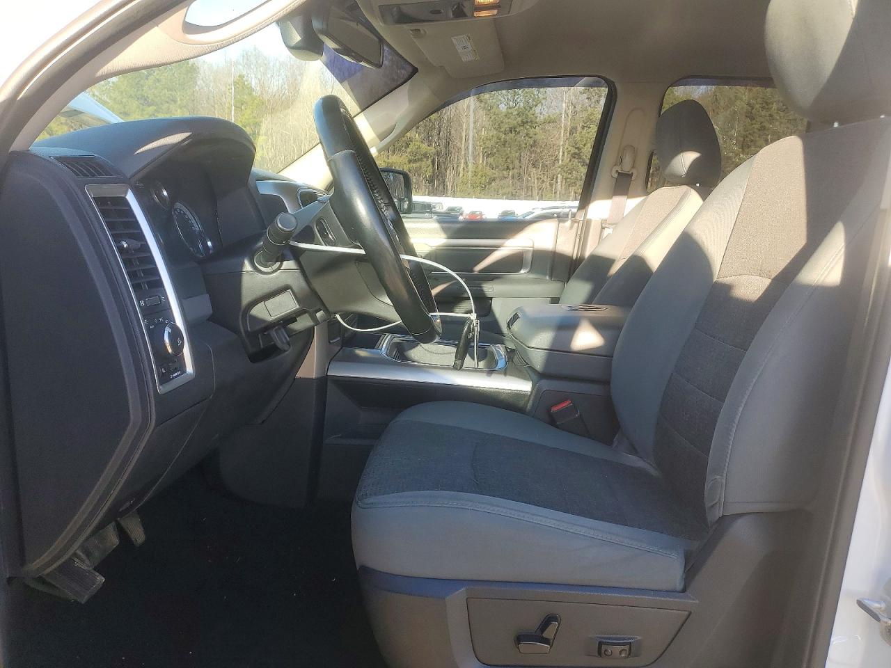 2016 RAM 1500 SLT photo 7