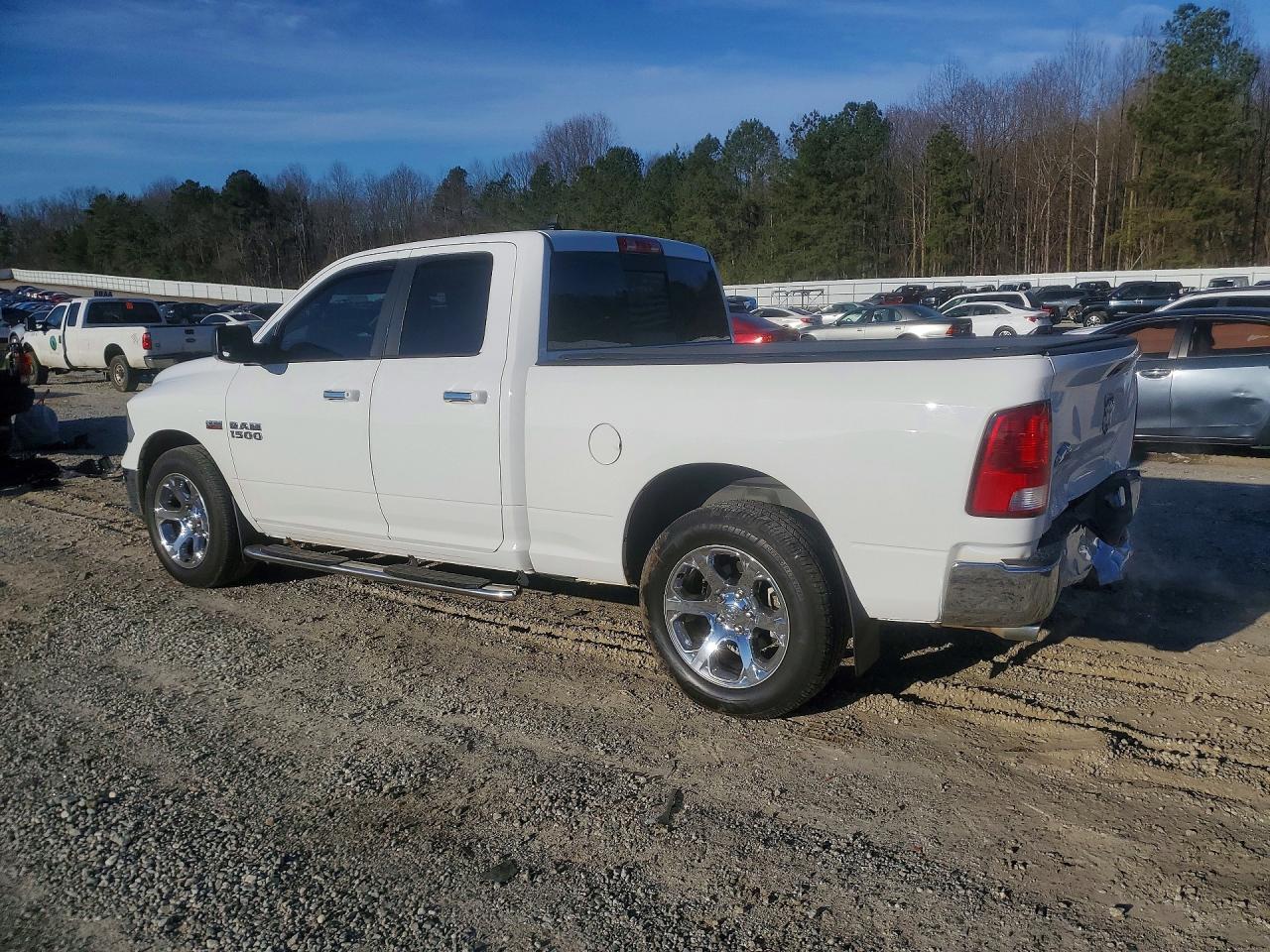 2016 RAM 1500 SLT photo 2