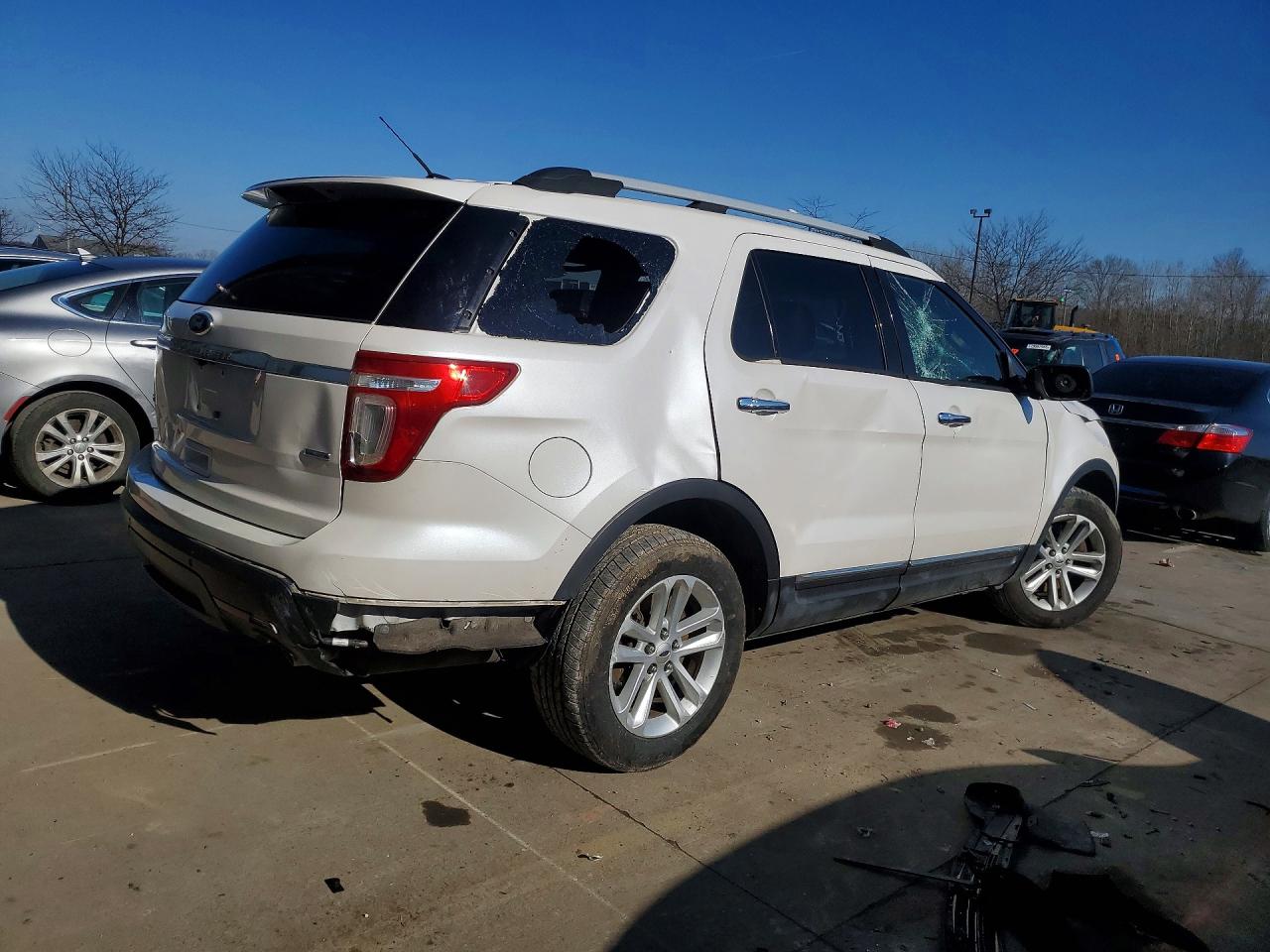 2015 FORD EXPLORER XLT photo 3