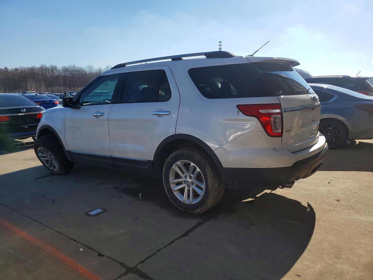 2015 FORD EXPLORER XLT photo 2