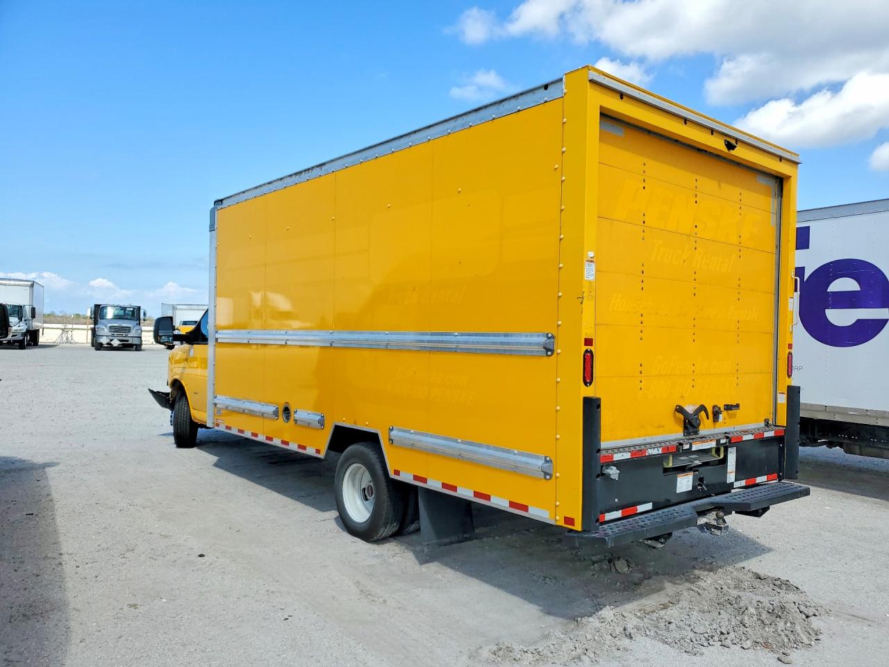 2022 GMC SAVANA BOX TRUCK photo 2