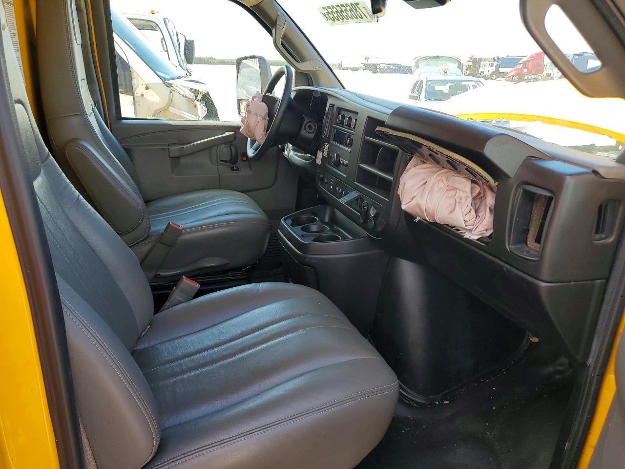 2022 GMC SAVANA BOX TRUCK photo 11