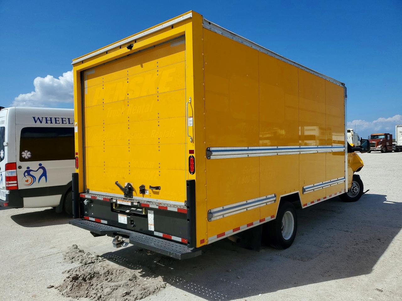 2022 GMC SAVANA BOX TRUCK photo 3