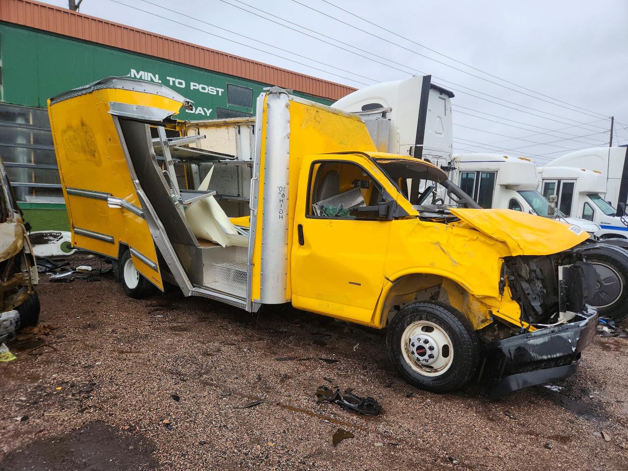 2023 GMC SAVANA BOX TRUCK photo 4