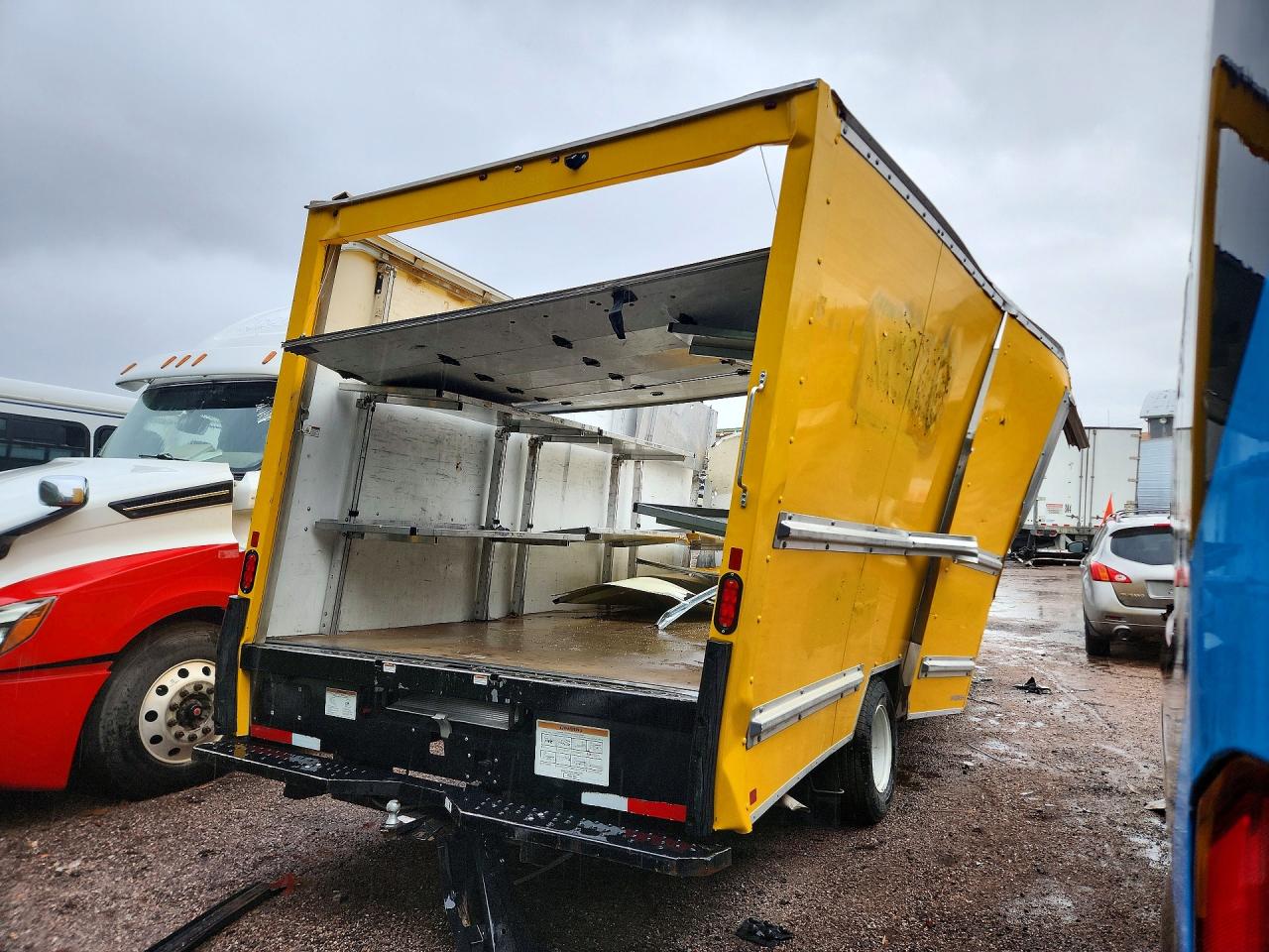2023 GMC SAVANA BOX TRUCK photo 3