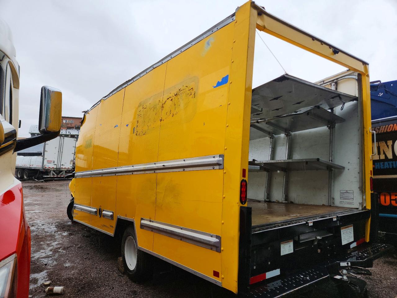 2023 GMC SAVANA BOX TRUCK photo 2