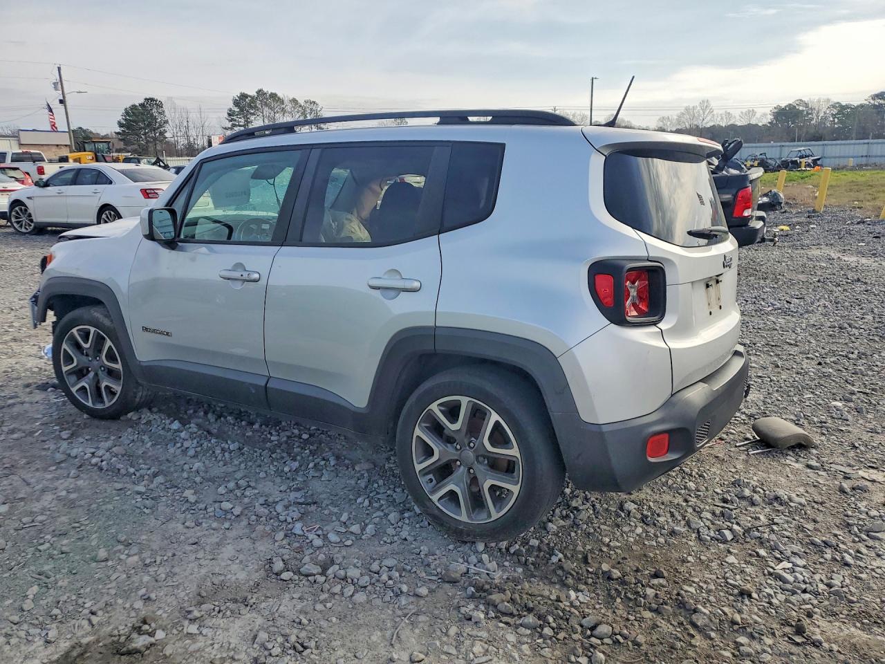 2017 JEEP RENEGADE LATITUDE photo 3