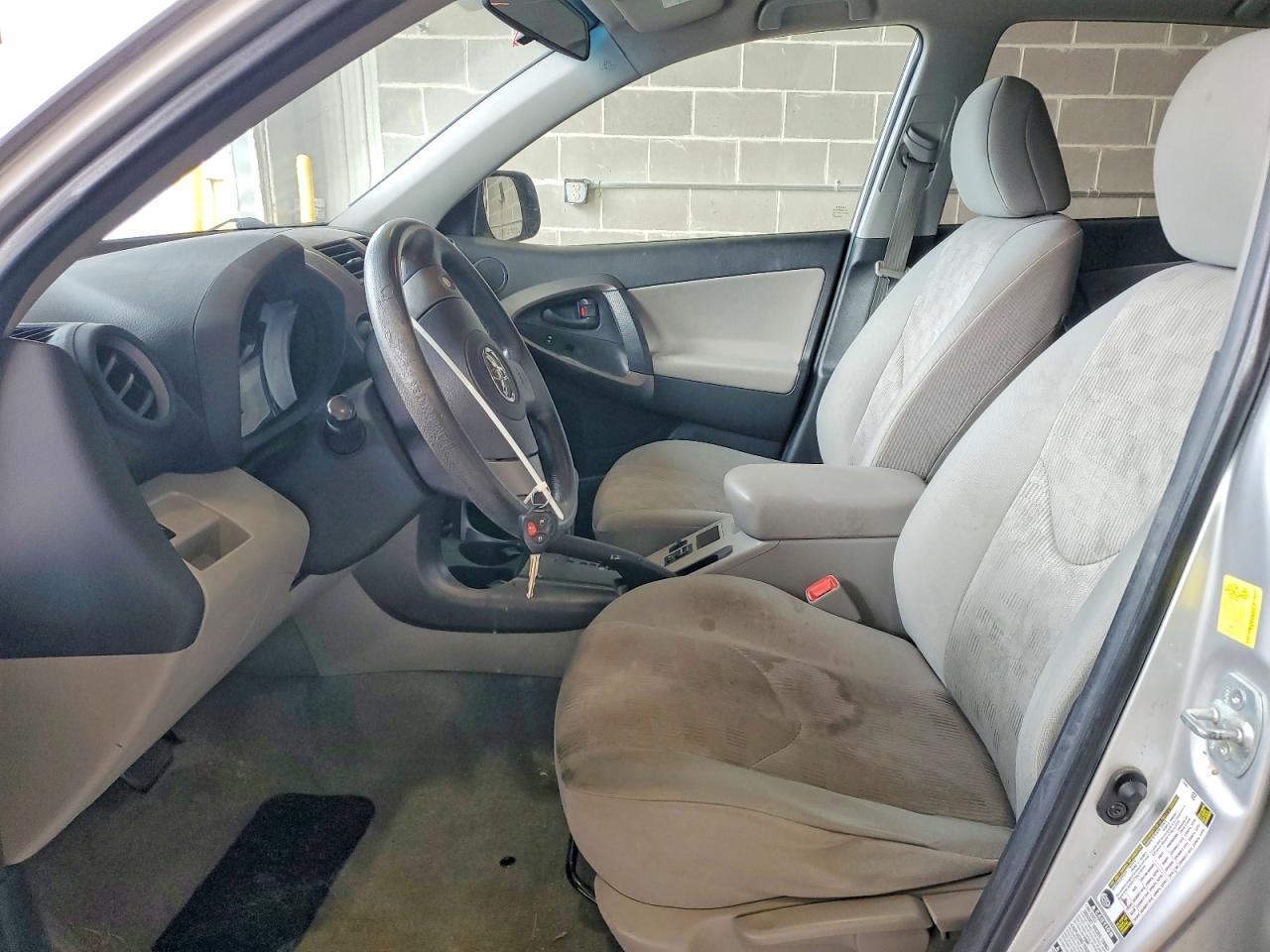 2011 TOYOTA RAV4 photo 13