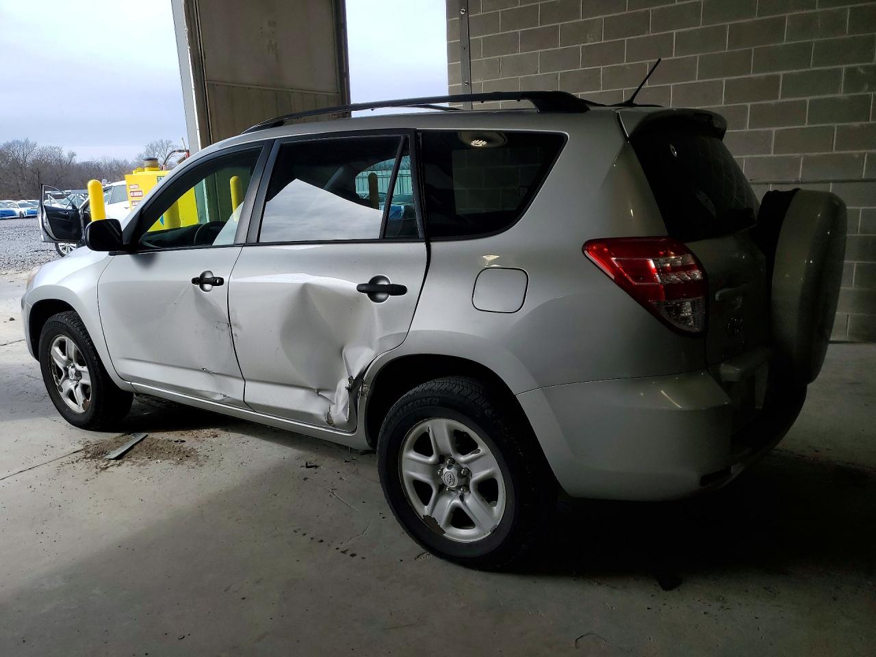 2011 TOYOTA RAV4 photo 3