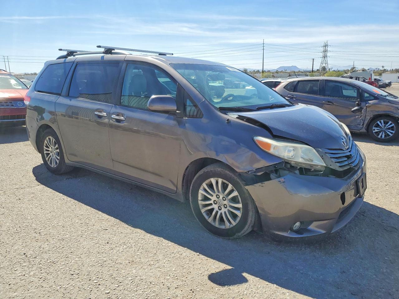 2013 TOYOTA SIENNA XLE photo 7