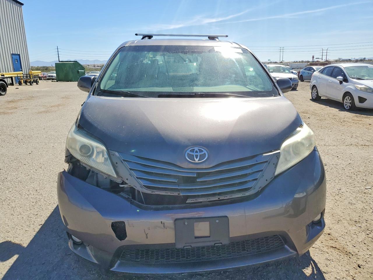 2013 TOYOTA SIENNA XLE photo 9