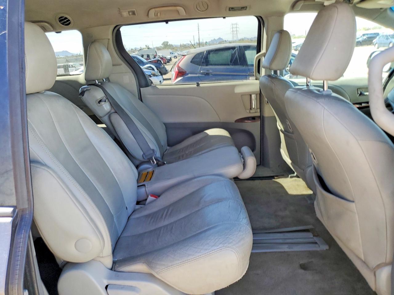 2013 TOYOTA SIENNA XLE photo 21