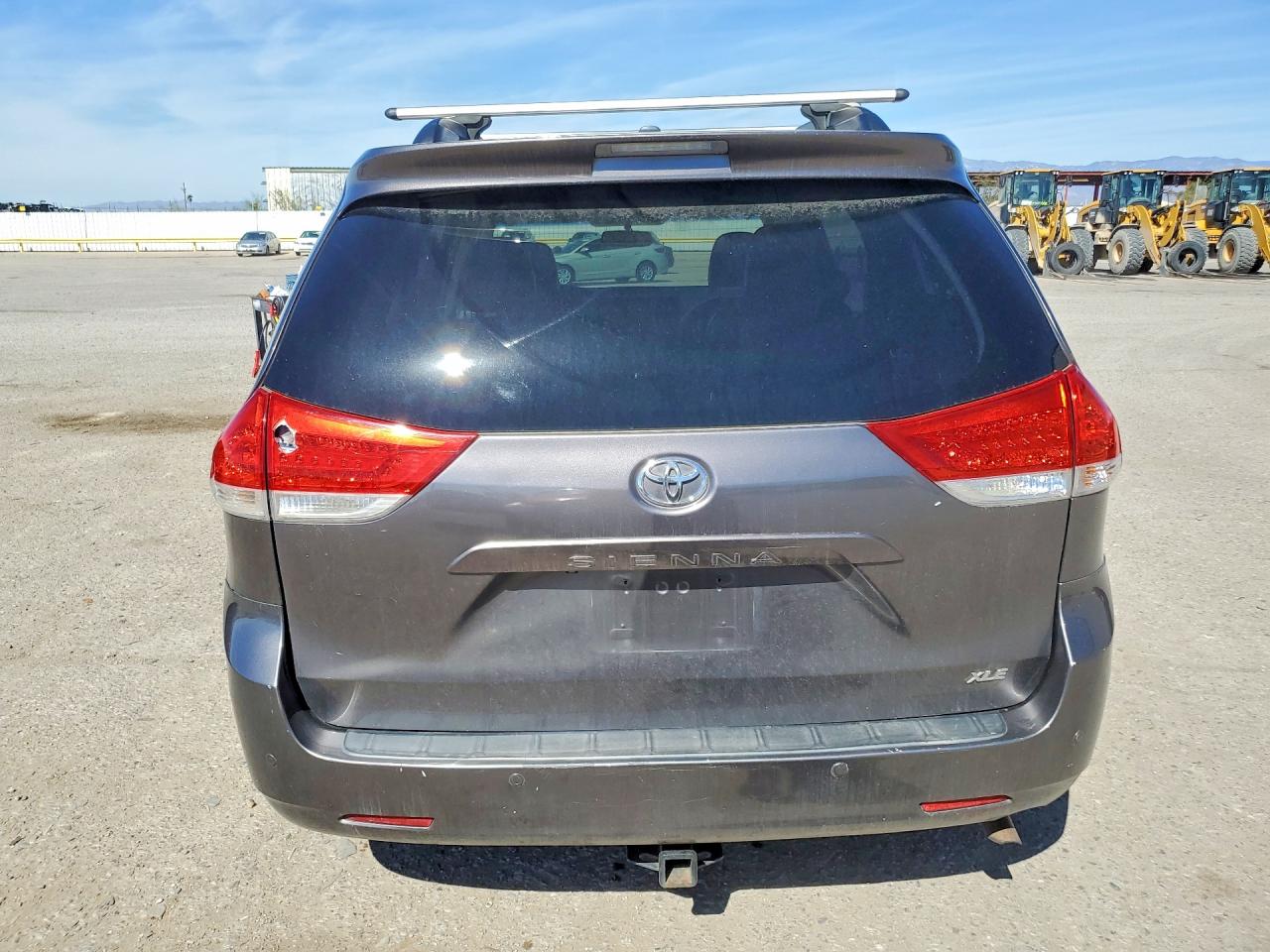 2013 TOYOTA SIENNA XLE photo 11