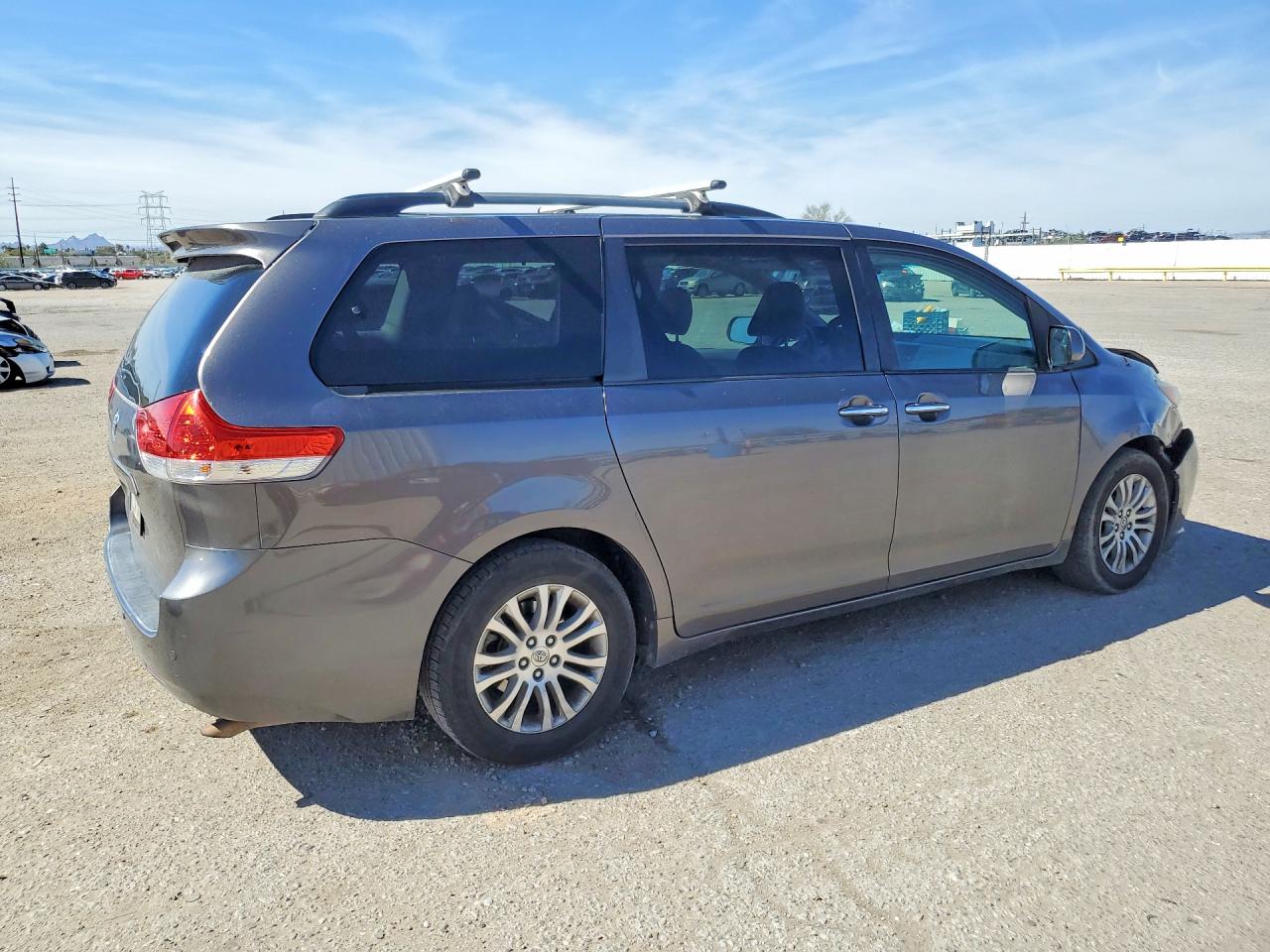 2013 TOYOTA SIENNA XLE photo 5