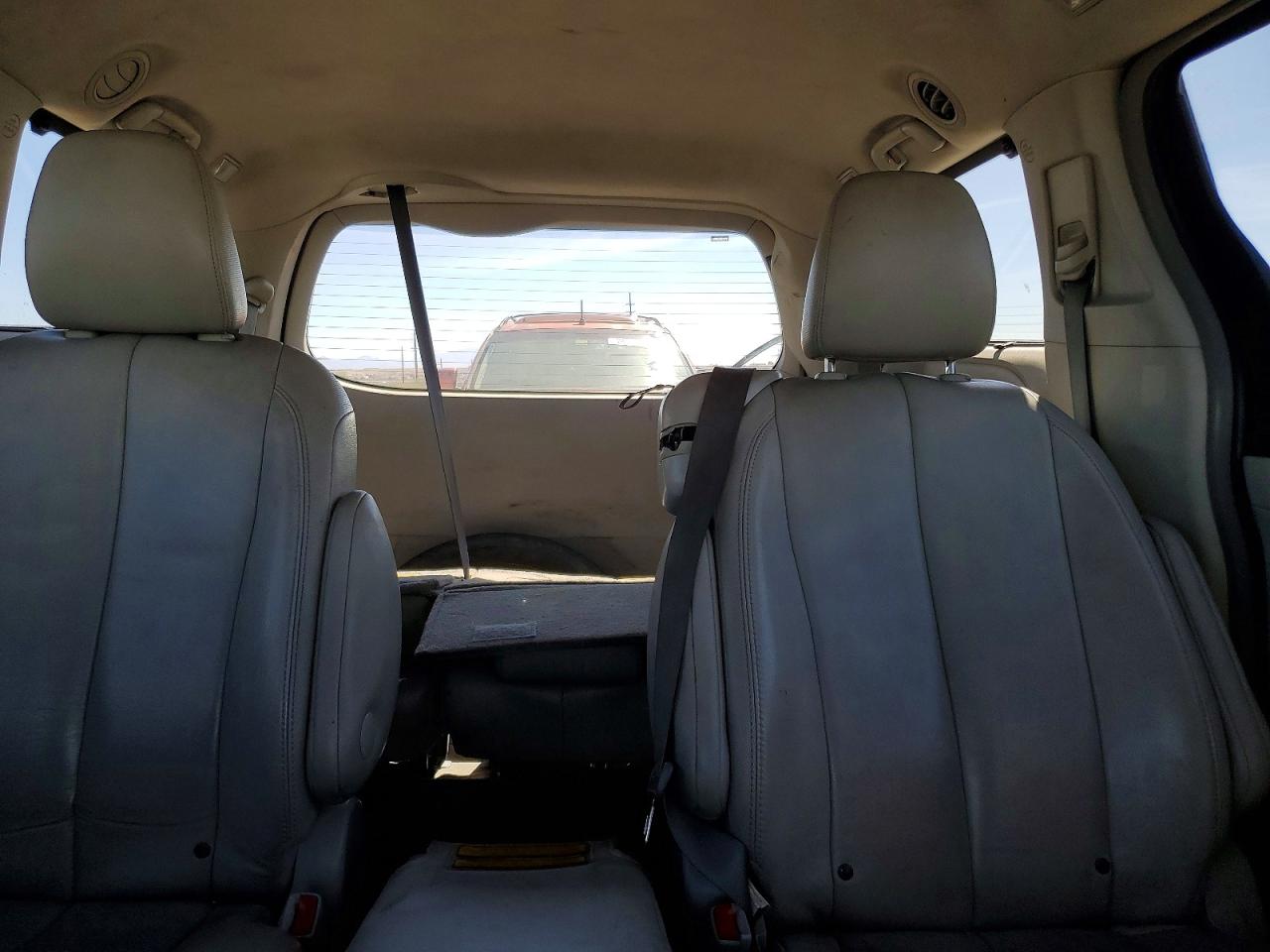 2013 TOYOTA SIENNA XLE photo 19