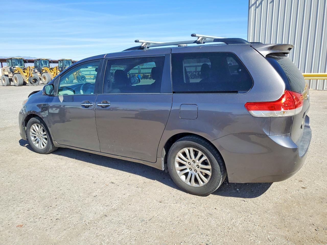 2013 TOYOTA SIENNA XLE photo 3