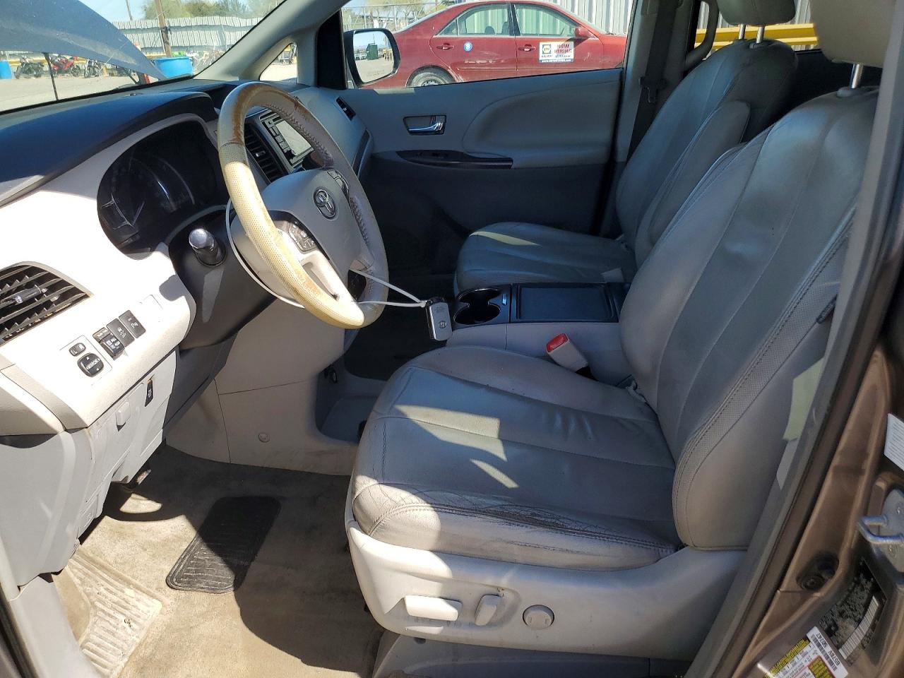 2013 TOYOTA SIENNA XLE photo 13