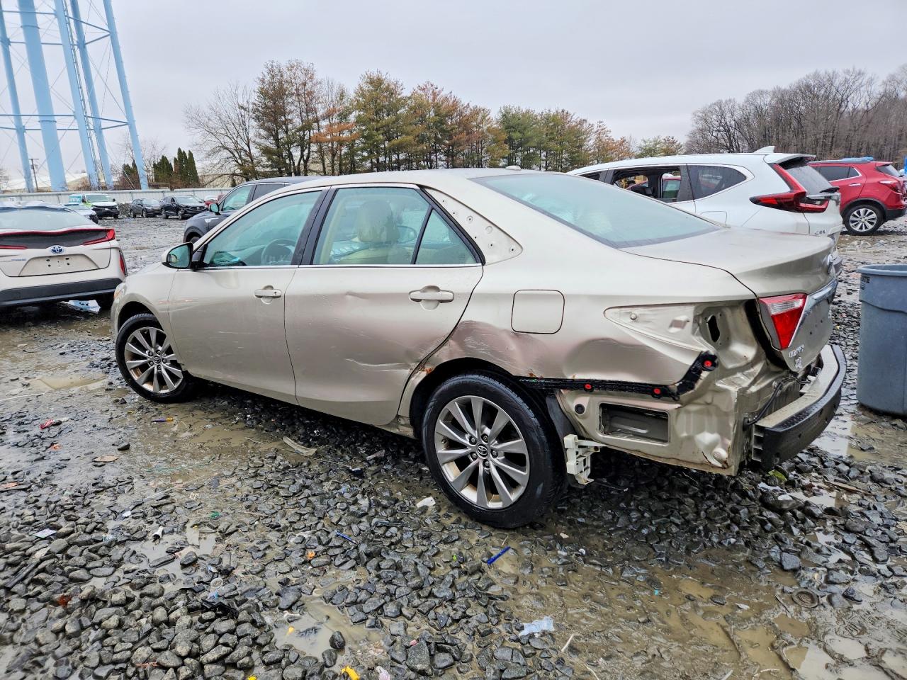 2016 TOYOTA CAMRY XLE photo 3