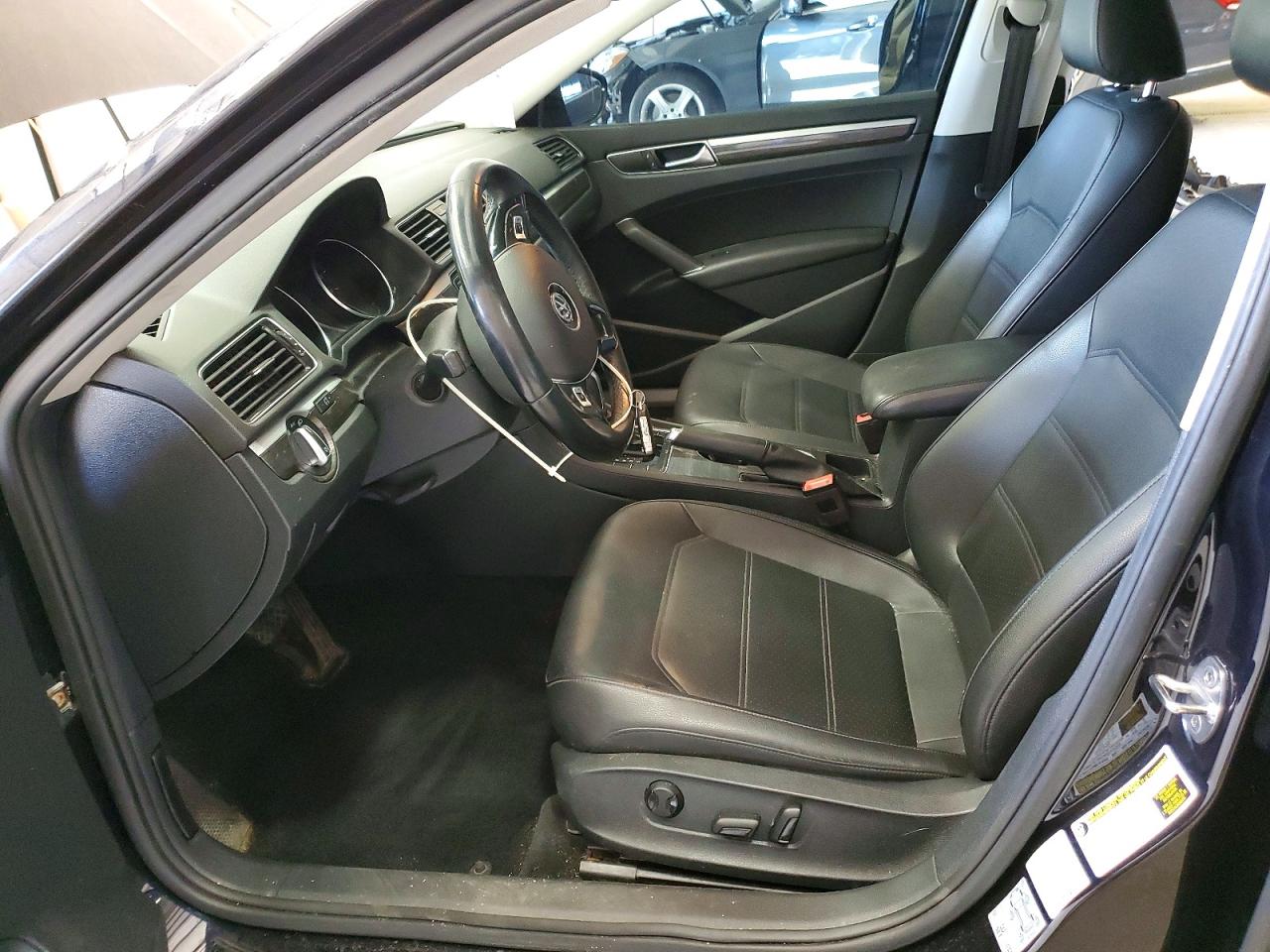 2018 VOLKSWAGEN PASSAT SE photo 13