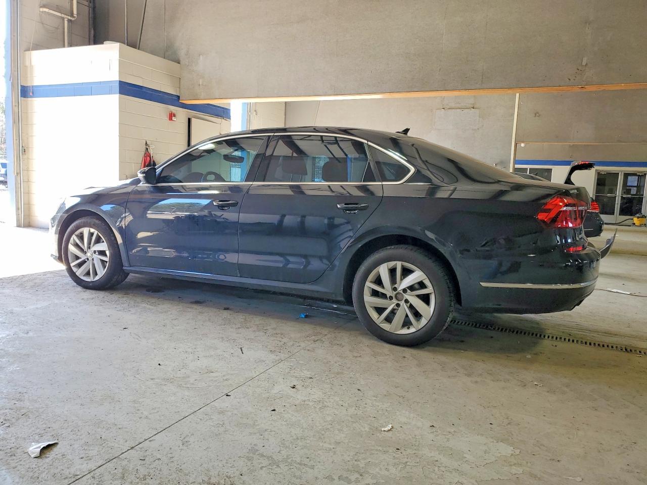2018 VOLKSWAGEN PASSAT SE photo 3