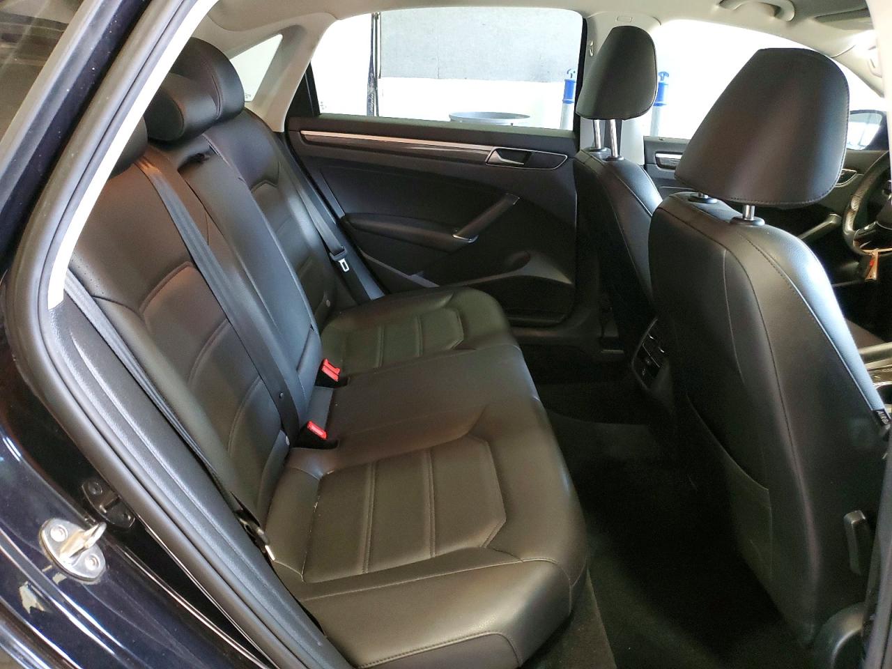 2018 VOLKSWAGEN PASSAT SE photo 19