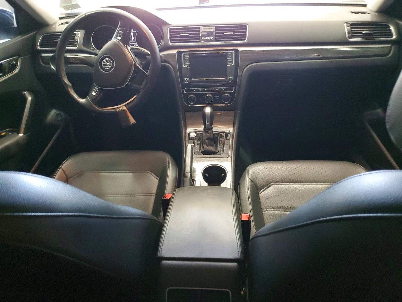 2018 VOLKSWAGEN PASSAT SE photo 15
