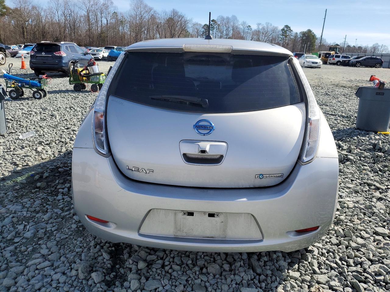 2017 NISSAN LEAF S photo 6
