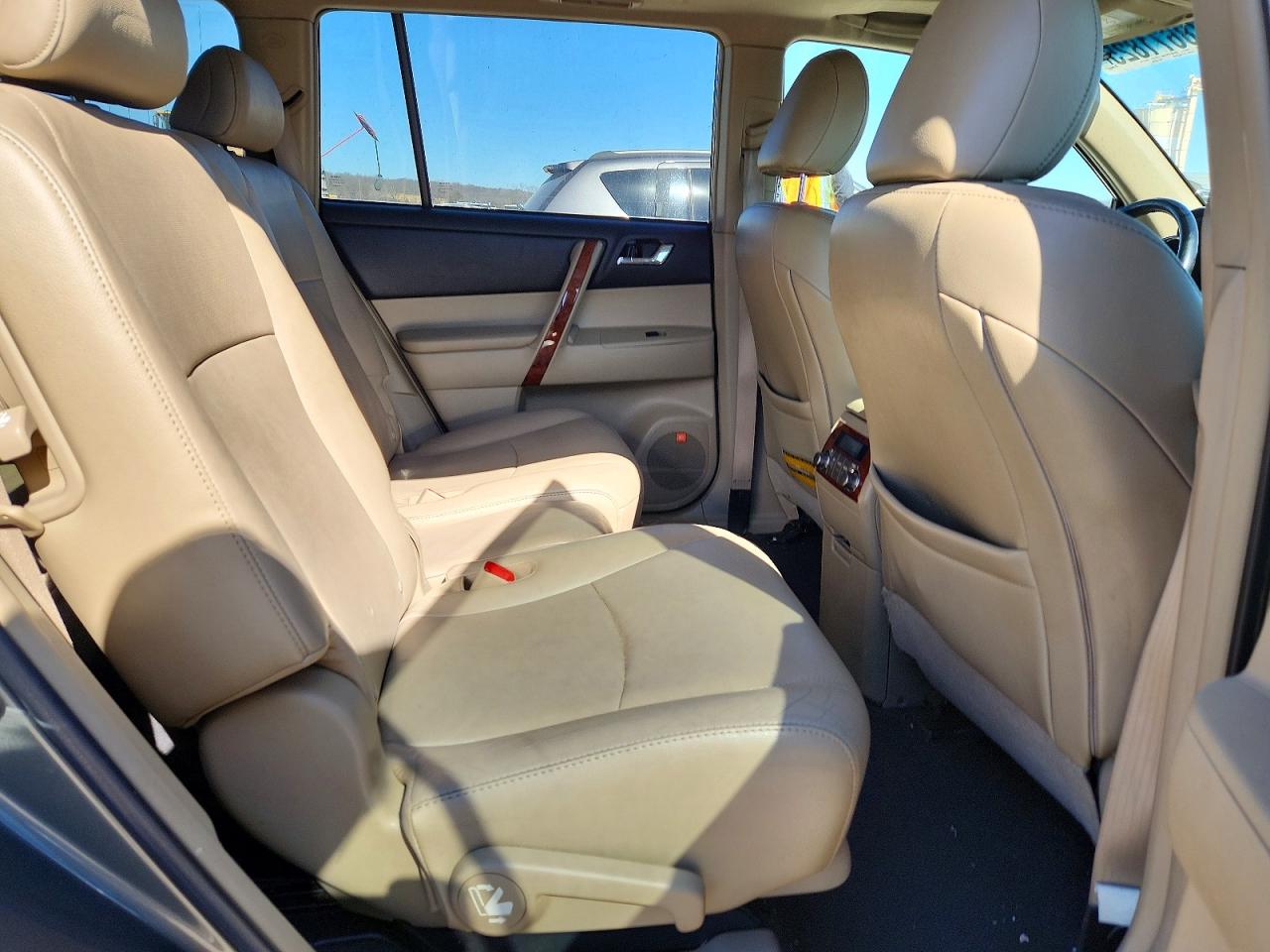 2011 TOYOTA HIGHLANDER photo 11